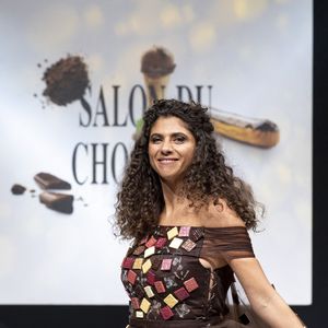 Mais également Yasmine Oughlis, qui a fait également sa dernière saison.

Yasmine Oughlis - Défilé du 26éme Salon du Chocolat en faveur de la l'association Mécénat Chirurgie Cardique au Parc des Expositions de la Porte de Versailles à Paris le 27 octobre 2021.

© Perusseau-Veeren/Bestimage