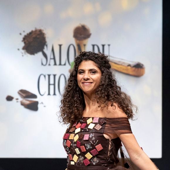 Mais également Yasmine Oughlis, qui a fait également sa dernière saison.

Yasmine Oughlis - Défilé du 26éme Salon du Chocolat en faveur de la l'association Mécénat Chirurgie Cardique au Parc des Expositions de la Porte de Versailles à Paris le 27 octobre 2021.

© Perusseau-Veeren/Bestimage