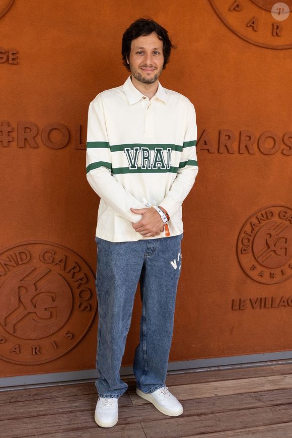 Vianney et sa femme Catherine Robert ont été témoins de l'élimination surprise de Jannik Sinner.

Vianney au village lors des Internationaux de France de Tennis de Roland Garros 2026, à Paris, le 28 mai 2026.

© Jacovides / Moreau / Bestimage