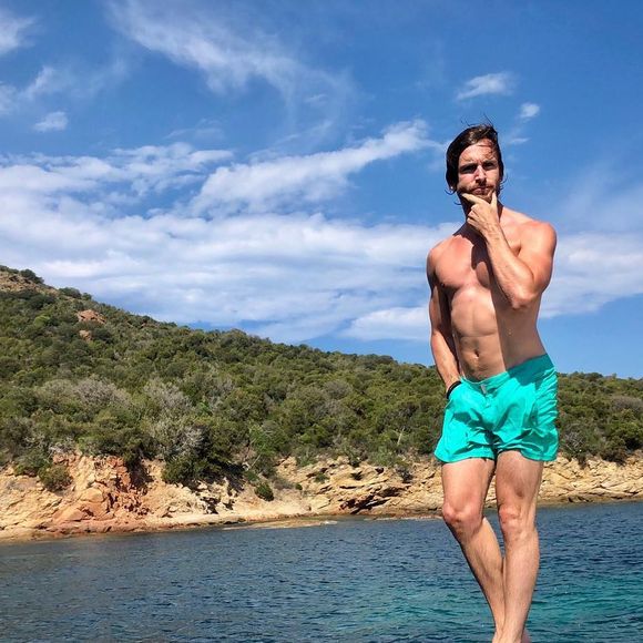 Philippe Lacheau fait le pitre en vacances.