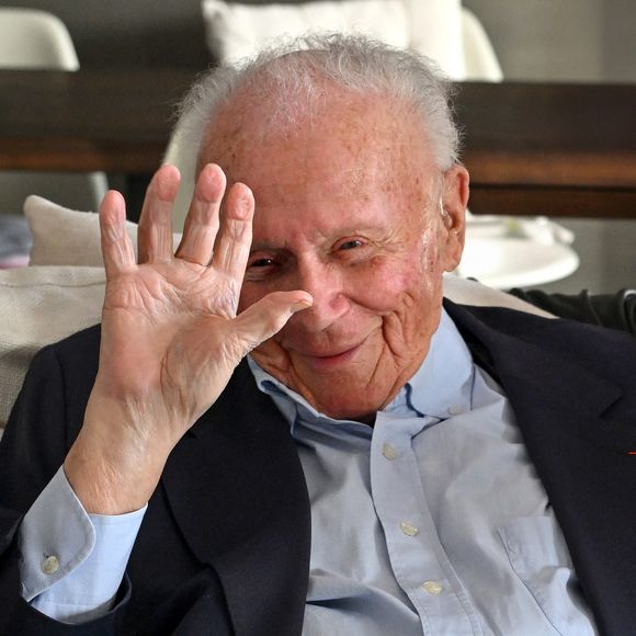 Exclusif - Philippe Bouvard, journaliste français, écrivain, homme de radio et de télévision, à son domicile, en interview télé avec le journaliste producteur Cyril Viguier à Cannes, le 27 février 2025. 
Ces derniers secrets, il se confie a Cyril Viguier dans une emission diffusée dans le monde entier.

﻿A 95 ans, Philippe Bouvard a décidé de raccrocher et de prendre sa retraite !
Avant d’interrompre définitivement ses activités, l’animateur des « Grosses têtes », auteur de 69 livres et qui réside à maintenant à Cannes, raconte ses souvenirs à Cyril Viguier, au cours d’un Talk qui sera diffusée le 3 et 6 mai première émission et le 10 et 13 mai deuxième émission  sur TV5 Monde et sur RTL, une radio dont il fut, durant plusieurs décennies, l’animateur fétiche.

De René Cotty au Général de Gaulle, de Mitterrand à Sarkozy en passant par Giscard, qu’il soupçonne de « lui avoir coller un contrôle fiscal ! », Bouvard dévoile ses derniers secrets et raconte ses rencontres savoureuses avec tous les Présidents.

D’une République à l’autre, il raconte aussi à Cyril Viguier ses anecdotes drôles et inédites, souvent caustiques, parfois rugueuses, avec les grandes Icônes Françaises: Bardot, Delon, Aznavour etc…

© Bruno Bebert/Bestimage