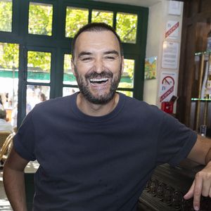 Cyril Lignac est l'une des figures phares du "Meilleur Pâtissier".

Exclusif - Cyril Lignac - Séance de dédicaces "Les plumes de Ramatuelle" au café de l'Ormeau en marge du Festival de Ramatuelle. © Cyril Bruneau / Festival de Ramatuelle / Bestimage