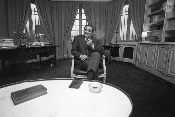 Archives - En France, Lino Ventura chez lui, dans sa maison de Saint-Cloud le 3 avril 1967. © Michel Ristroph via Bestimage