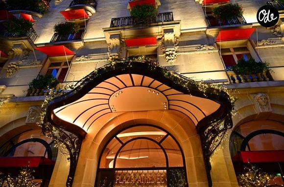 L'hôtel Plaza Athénée au 25 Avenue Montaigne - Illustration des Illuminations de Noël dans les rues de Paris le 26 novembre 2024. © Christian Liewig/Bestimage