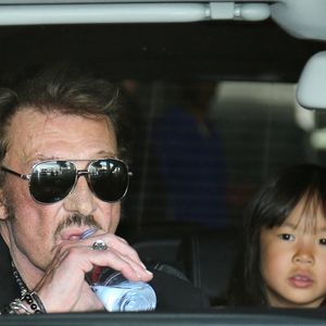 Pour rappel, le célèbre rockeur a été inhumé au cimetière de Lorient, plus précisément. Tous les ans, sa famille se recueille sur sa tombe située au cimetière marin de Lorient.

Johnny Hallyday, Laeticia, Jade, Joy et Elyette Boudou, la grand-mère de Laeticia arrivent à l'aéroport Paris CDG le 26 juin 2015. (Agence / Bestimage).