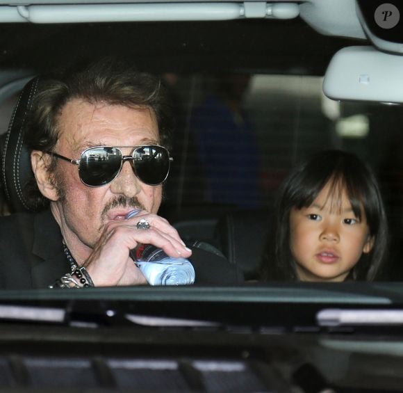 Pour rappel, le célèbre rockeur a été inhumé au cimetière de Lorient, plus précisément. Tous les ans, sa famille se recueille sur sa tombe située au cimetière marin de Lorient.

Johnny Hallyday, Laeticia, Jade, Joy et Elyette Boudou, la grand-mère de Laeticia arrivent à l'aéroport Paris CDG le 26 juin 2015. (Agence / Bestimage).