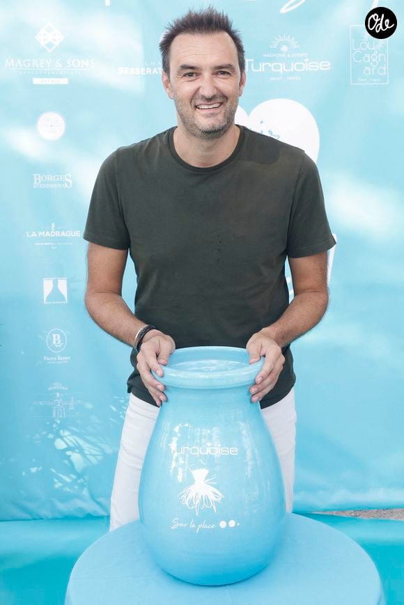 Cyril Lignac lors d'un tournoi de pétanque place des Lices organisé par le magazine Turquoise pour l'association Sourire à la vie à Saint-Tropez le 10 août 2022. © Jack Tribeca / Bestimage