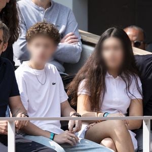 Guillaume Canet, son fils Marcel, Gilles Lellouche et sa fille Ava en tribunes lors de la finale messieurs des Internationaux de France de Tennis de Roland Garros 2025 (jour 15), à Paris, France, le 8 juin 2025. © Cyril Moreau/Bestimage