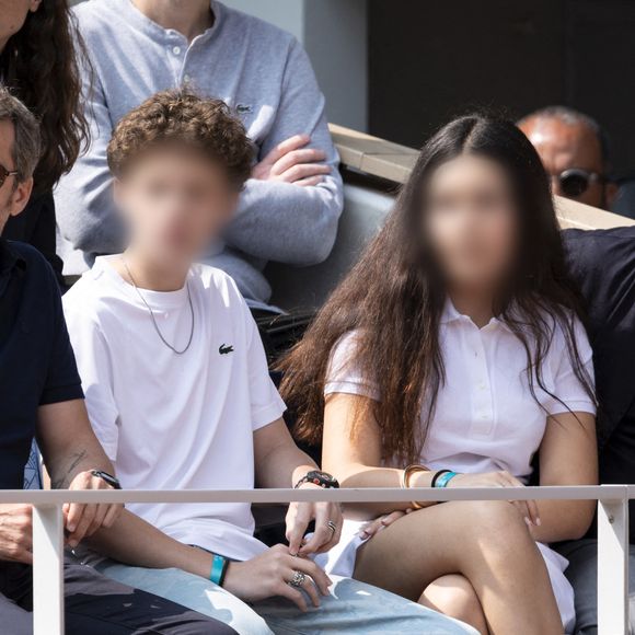 Guillaume Canet, son fils Marcel, Gilles Lellouche et sa fille Ava en tribunes lors de la finale messieurs des Internationaux de France de Tennis de Roland Garros 2025 (jour 15), à Paris, France, le 8 juin 2025. © Cyril Moreau/Bestimage