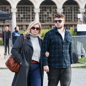 Flavie Flament et son fils Enzo à la sortie des obsèques d'Emilie Dequenne au cimetière Père Lachaise à Paris, France, le 26 mars 2025. © Cyril Moreau/Bestimage