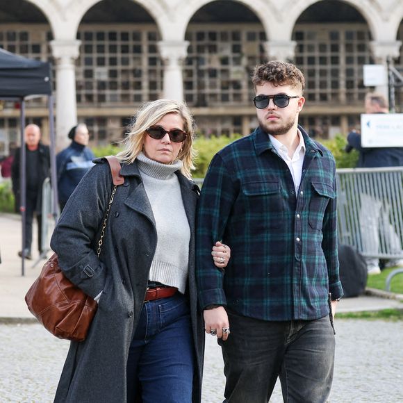 Flavie Flament et son fils Enzo à la sortie des obsèques d'Emilie Dequenne au cimetière Père Lachaise à Paris, France, le 26 mars 2025. © Cyril Moreau/Bestimage