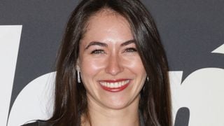 Jade Pradin (Plus belle la vie) a épousé son beau sportif professionnel ! Larmes du marié, robe blanche épurée et pluie de bulles, toutes les images