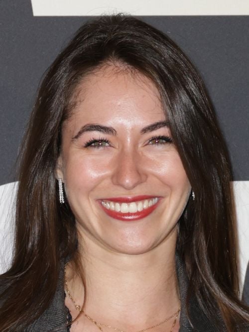 Jade Pradin (Plus belle la vie) a épousé son beau sportif professionnel ! Larmes du marié, robe blanche épurée et pluie de bulles, toutes les images