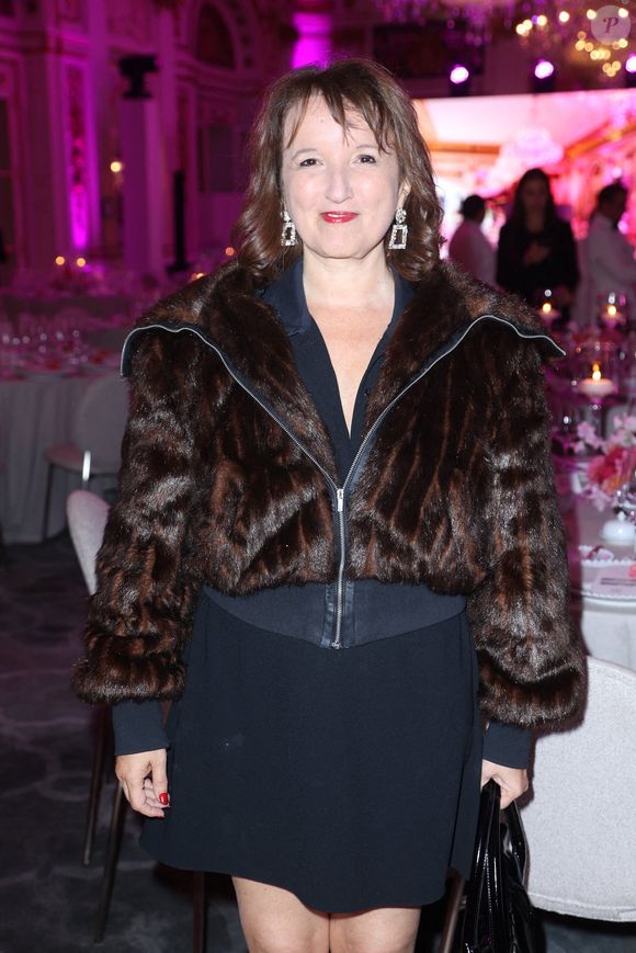 Anne Roumanoff assiste au dîner Peninsula in Pink par Octobre Rose au profit des Bonnes Fees, à Paris, France, le 03 octobre 2024. Photo par Jerome Dominé/Abaca