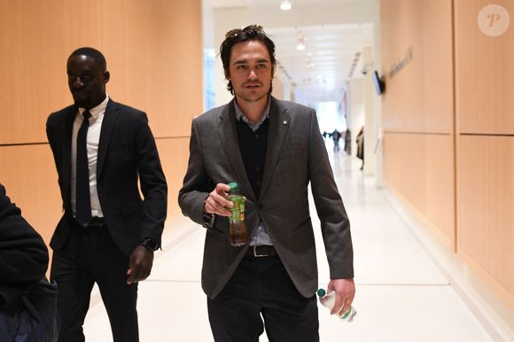 L'enregistrement incriminé date du 5 janvier 2024

Alain-Fabien Delon arrive au tribunal correctionnel de Paris pour avoir enregistré et diffusé avec son frère Anthony Delon une conversation de leur sœur, Anouchka, avec leur père, le 5 janvier 2024, à l'époque où les désaccords de la fratrie concernant la santé d'Alain Delon, à Paris, France, le 17 mars 2026. Anthony Delon et Anouchka sont absents. © Clément Prioli/Bestimage