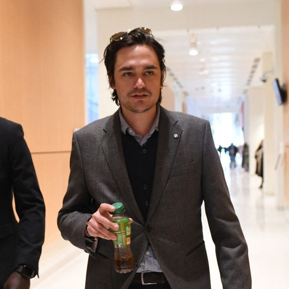L'enregistrement incriminé date du 5 janvier 2024

Alain-Fabien Delon arrive au tribunal correctionnel de Paris pour avoir enregistré et diffusé avec son frère Anthony Delon une conversation de leur sœur, Anouchka, avec leur père, le 5 janvier 2024, à l'époque où les désaccords de la fratrie concernant la santé d'Alain Delon, à Paris, France, le 17 mars 2026. Anthony Delon et Anouchka sont absents. © Clément Prioli/Bestimage