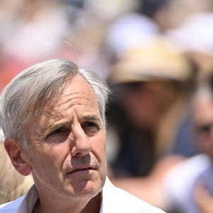 Malgré ces interdictions, il poursuit ses enquêtes et reste une figure incontournable du reportage télévisé.

Bernard de La Villardière - Célébrités dans les tribunes des Internationaux de France de tennis de Roland Garros 2023 le 6 juin 2023. Photo par Chryslene Caillaud / Panoramic / Bestimage