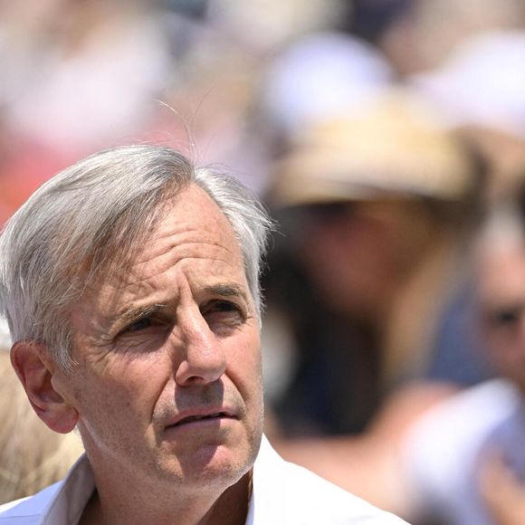 Malgré ces interdictions, il poursuit ses enquêtes et reste une figure incontournable du reportage télévisé.

Bernard de La Villardière - Célébrités dans les tribunes des Internationaux de France de tennis de Roland Garros 2023 le 6 juin 2023. Photo par Chryslene Caillaud / Panoramic / Bestimage