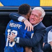 “Des choses plus importantes qu’une coupe du monde” : Kylian Mbappé explique le geste de soutien des Bleus en plein match envers Didier Deschamps