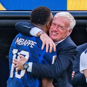 L'Équipe de France a livré une performance magistrale lors de son premier match à élimination directe face à la Suède, ce mardi 30 juin.

Kylian Mbappé, Didier Deschamps et Guy Stéphan lors du match France-Suède, 16e de finale de la Coupe du monde 2026. 

© Bestimage