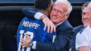 “Des choses plus importantes qu’une coupe du monde” : Kylian Mbappé explique le geste de soutien des Bleus en plein match envers Didier Deschamps