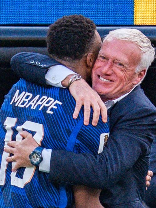 “Des choses plus importantes qu’une coupe du monde” : Kylian Mbappé explique le geste de soutien des Bleus en plein match envers Didier Deschamps