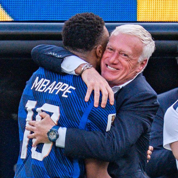 L'Équipe de France a livré une performance magistrale lors de son premier match à élimination directe face à la Suède, ce mardi 30 juin.

Kylian Mbappé, Didier Deschamps et Guy Stéphan lors du match France-Suède, 16e de finale de la Coupe du monde 2026. 

© Bestimage