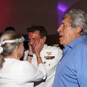L’animateur reste très proche de son père et de sa mère, qu’il appelle quasiment tous les jours.

 Catherine Allégret et son fils Benjamin Castaldi, Jean-Pierre Castaldi - Soirée de mariage de Benjamin Castaldi et Aurore Aleman au Mas de La Rose à Eygalières, le 27 août 2016. © Jacovides-Moreau/Bestimage