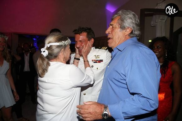 L’animateur reste très proche de son père et de sa mère, qu’il appelle quasiment tous les jours.

 Catherine Allégret et son fils Benjamin Castaldi, Jean-Pierre Castaldi - Soirée de mariage de Benjamin Castaldi et Aurore Aleman au Mas de La Rose à Eygalières, le 27 août 2016. © Jacovides-Moreau/Bestimage