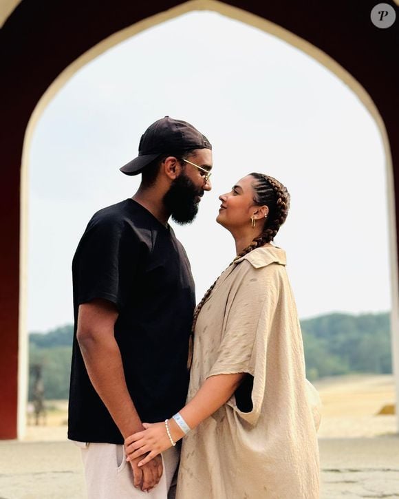 Cette nouvelle grossesse évoque "un autre miracle"

Hanaa Etah et son mari Irshad se regardent ©Instagram - Hanaa Elah