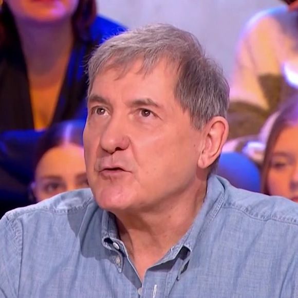 Yves Calvi revient sur son éviction brutale de la matinale de RTL et de BFMTV, dans "C' Médiatique", le 2 février 2025, sur France 5