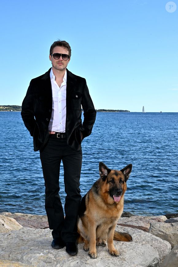 Exclusif - John Reardon et Diesel vom Burgimwald aka Rex sont au MIPTV 2023 à Cannes, France, le 17 avril 2023 pour promouvoir la série "Hudsson et Rex" durant CanneSeries Saison 6 © Bruno Bebert/Bestimage