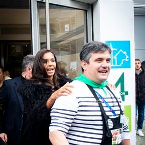 Karine Le Marchand (marraine de la CNDP (Commission nationale du débat public) et animatrice de lémission "L'amour est dans le pré") et Pierre de Saint-Pastou agriculteur qui a participé à "L'amour est dans le pré" au 57ème salon International de l'Agriculture au parc des expositions de la porte de Versailles à Paris, France, le 23 février 2020. © Jean-Baptiste Autissier/Panoramic/Bestimage