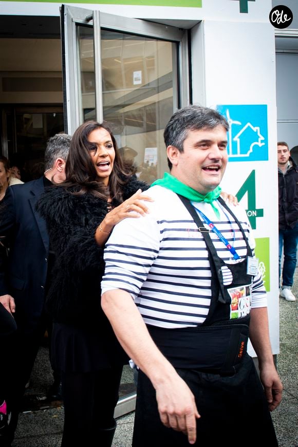 Karine Le Marchand (marraine de la CNDP (Commission nationale du débat public) et animatrice de lémission "L'amour est dans le pré") et Pierre de Saint-Pastou agriculteur qui a participé à "L'amour est dans le pré" au 57ème salon International de l'Agriculture au parc des expositions de la porte de Versailles à Paris, France, le 23 février 2020. © Jean-Baptiste Autissier/Panoramic/Bestimage