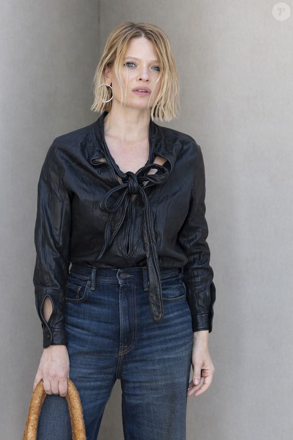"Je ne comprends pas pourquoi la voisine du dessous ne donne pas des coups de balai pour que cela cesse"

Mélanie Thierry au photocall du défilé Acné Studio Collection Femme Prêt-à-Porter Printemps/Eté 2026 lors de la Fashion Week de Paris (PFW), à Paris, France, le 1er octobre 2025. © Olivier Borde/Bestimage
