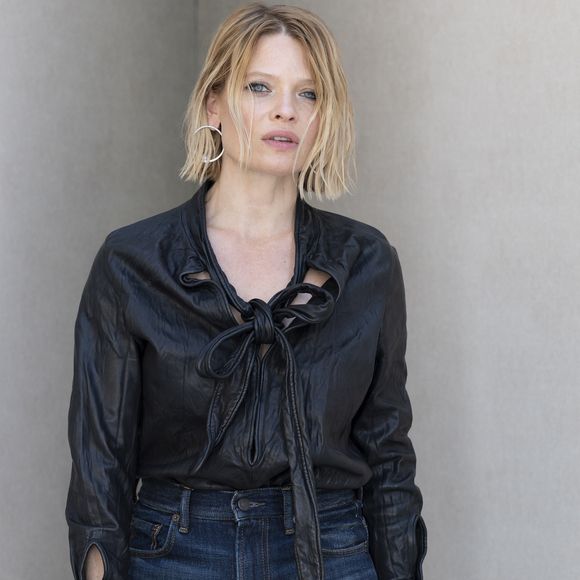 "Je ne comprends pas pourquoi la voisine du dessous ne donne pas des coups de balai pour que cela cesse"

Mélanie Thierry au photocall du défilé Acné Studio Collection Femme Prêt-à-Porter Printemps/Eté 2026 lors de la Fashion Week de Paris (PFW), à Paris, France, le 1er octobre 2025. © Olivier Borde/Bestimage
