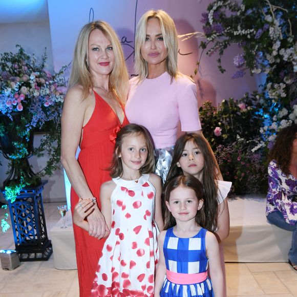 Semi-exclusif - Adriana Karembeu avec sa fille Nina, sa soeur Natalia Sklenarikova et ses nièces - A l'occasion de la fête des Mères, Adriana Karembeu et Lenôtre s'associent pour créer l'entremets "Nina" au Pré Catelan à Paris le 29 avril 2025.
Cette création à quatre mains est le fruit d'une complicité artistique entre Adriana Karembeu, icône internationale de la mode, ambassadrice engagée, maman au grand cœur et Étienne Leroy Chef Patissier Lenôtre el Champion du Monde de la Pâtisserie.
Pensé comme une rose à offrir, l'entremets " Nina " est symbole de tendresse, de lien et de partage. Cette co-création soutient la Croix-Rouge française, 5% des bénéfices seront reversés à l'association, auprès de laquelle Adriana Karembeu est ambassadrice depuis plus de 25 ans. © Rachid Bellak/Bestimage