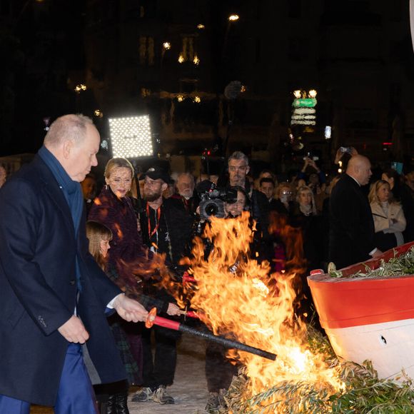 Le prince Albert II de Monaco, La princesse Charlène de Monaco, La princesse Gabriella de Monaco, comtesse de Carladès, Le prince Jacques de Monaco, marquis des Baux - La famille princière de Monaco lors de l'embrasement de la barque dans le cadre des célébrations de la Sainte-Dévote, Sainte Patronne de Monaco le 26 janvier 2024.

© Olivier Huitel / Pool Monaco / Bestimage