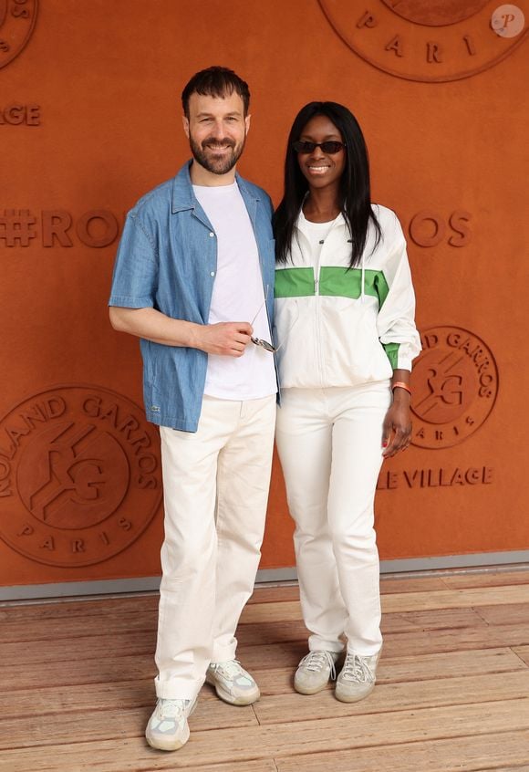 Antoine Gouy et sa compagne Fanta Kaba au photocall du village lors des Internationaux de France de Tennis de Roland Garros 2026, à Paris, France, le 29 mai 2026. © Dominique Jacovides/Bestimage