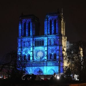 Deux personnages importants dans la vie de Notre-Dame n'ont pas été conviés à la cérémonie de réouverture de la cathédrale

Cette photo montre la cathédrale Notre-Dame de Paris restaurée lors d'une grande cérémonie d'inauguration à Paris, en France. Cinq ans après avoir été dévastée par un incendie, la cathédrale Notre-Dame de Paris restaurée a officiellement rouvert ses portes samedi lors d'une grande cérémonie d'inauguration à laquelle ont assisté des dirigeants du monde entier, des croyants et des non-croyants. Photo by Julien Mattia/Xinhua/ABACAPRESS.COM