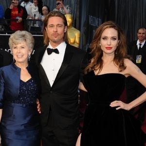 Angelina Jolie et Brad Pitt entourés de ses parents Jane et William, lors des Oscars en février 2012. © Abaca