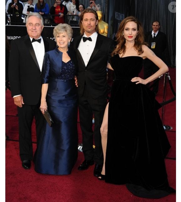 Angelina Jolie et Brad Pitt entourés de ses parents Jane et William, lors des Oscars en février 2012. © Abaca