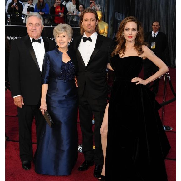 Angelina Jolie et Brad Pitt entourés de ses parents Jane et William, lors des Oscars en février 2012. © Abaca