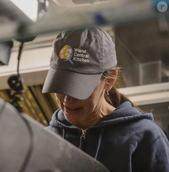 Jennifer Garner apporte son aide en participant à la World Central Kitchen qui sert des repas aux victimes des feux en Californie