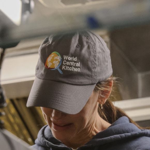 Jennifer Garner apporte son aide en participant à la World Central Kitchen qui sert des repas aux victimes des feux en Californie