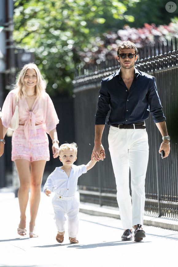 Hugo Philip et son fils Marlon - Caroline Receveur et Hugo Philip arrivent à la Mairie du 16ème arrondissement à Paris pour leur mariage, le 11 juillet 2020.
Veuillez flouter le visage des enfants avant publication