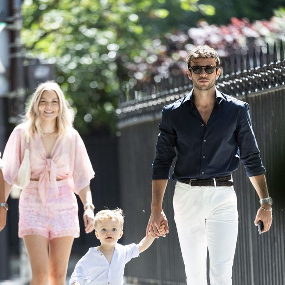 Hugo Philip et son fils Marlon - Caroline Receveur et Hugo Philip arrivent à la Mairie du 16ème arrondissement à Paris pour leur mariage, le 11 juillet 2020.
Veuillez flouter le visage des enfants avant publication