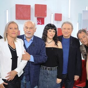Michel Drucker a réuni de nombreux invités pour une édition spéciale de Vivement dimanche intitulée "Sagas familiales".

Louis Perrin, Mélodie Balavoine, Francis Perrin, Jeanne Perrin, Michel Drucker, Peter Kingsbury, sa fille Shannon Kingsbury et Roman Doduik lors de l'enregistrement de l'émission "Vivement dimanche" édition spéciale intitulée 'Sagas familiales' au studio Rive gauche, présentée par M.Drucker sur France 3, à Paris, France. © Guillaume Gaffiot/Bestimage