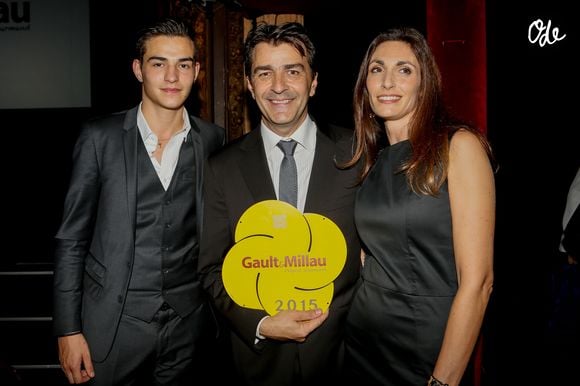 Pour surmonter cette épreuve et honorer sa mémoire, la famille Alléno a fondé dès le lendemain du drame une association solidaire.

Exclusif - Yannick Alléno (Cuisinier de l'année 2015) entouré de sa compagne Laurence Bonnel et de son fils Thomas, le 27 octobre 2014.

© Bestimage