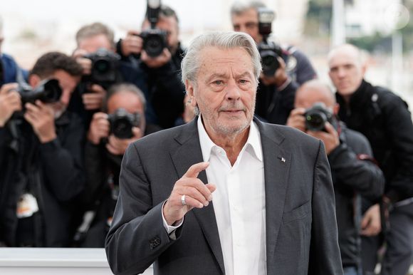 Photocall de la Palme d’or d’honneur à Alain Delon lors du 72ème Festival International du film de Cannes. Le 19 mai 2019 
© Jacovides-Moreau / Bestimage